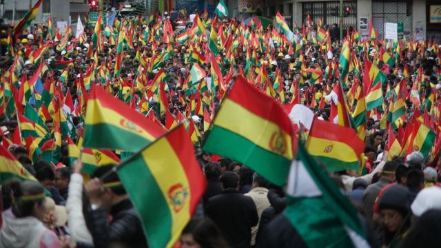 Prezident Morales utekl z Bolívie a zanechal ji v chaosu. Zemi spasí až nové volby